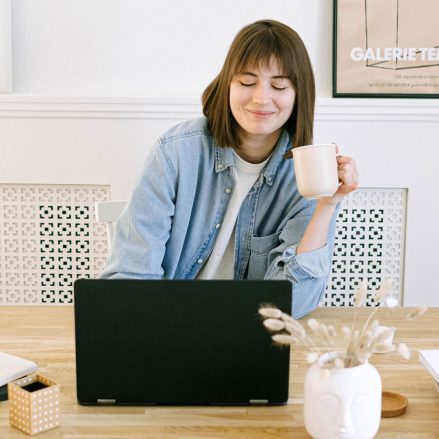 Café, música y tuppers… Elementos clave del día a día laboral en la oficina