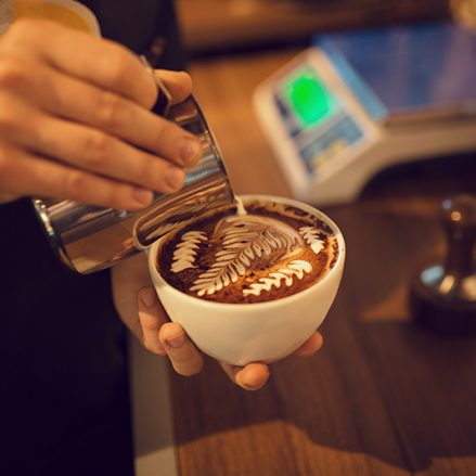 ¿Cuál es el origen del latte art?