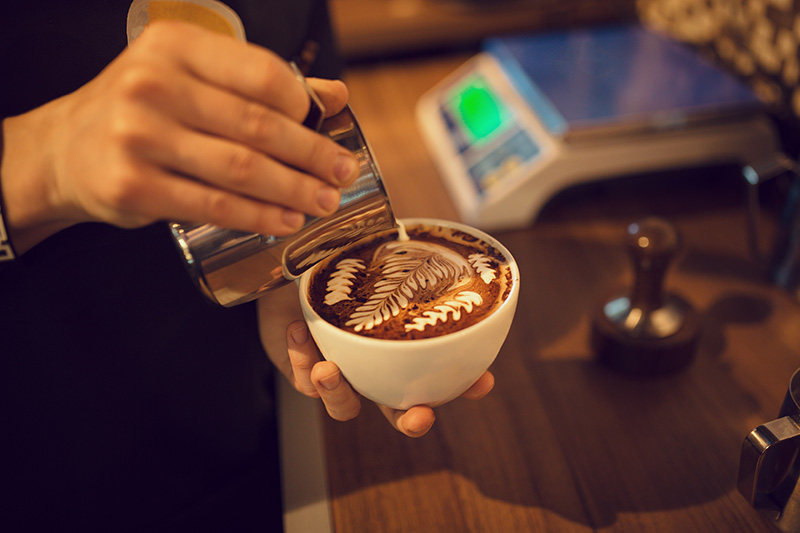 ¿Cuál es el origen del latte art?