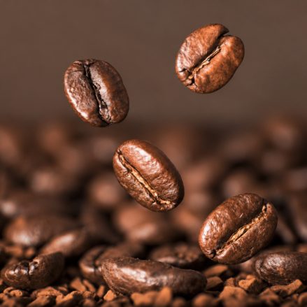¿Un café que sabe más fuerte tiene más cafeína?
